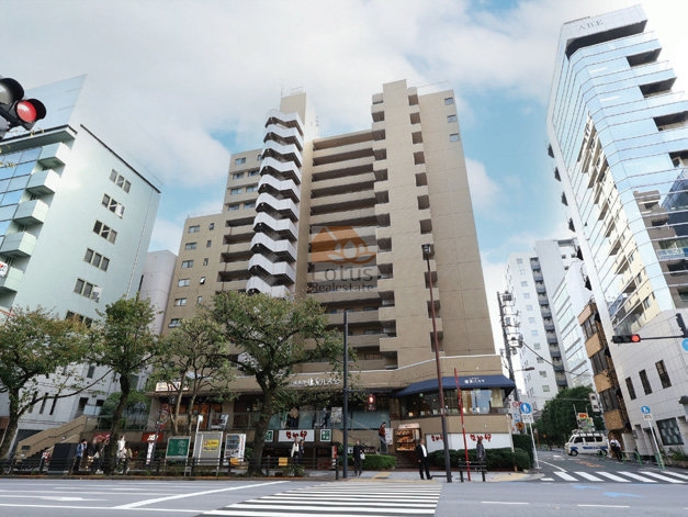 靖国通り沿いに建つ外観は、地上14階・総戸数109戸というボリュームがそのまま街のスケール感をつくっています。幹線道路に面しながら、低層部に視線の逃げがあり、日中は建物全体に均質な光が回る印象。都心立地を前提にした、機能優先の構成です。