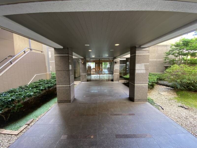 コスモ２１ザガーデンズフォート共用部 (8)｜柱で仕切られた回廊のような空間が、住まいへの期待感を高めます。