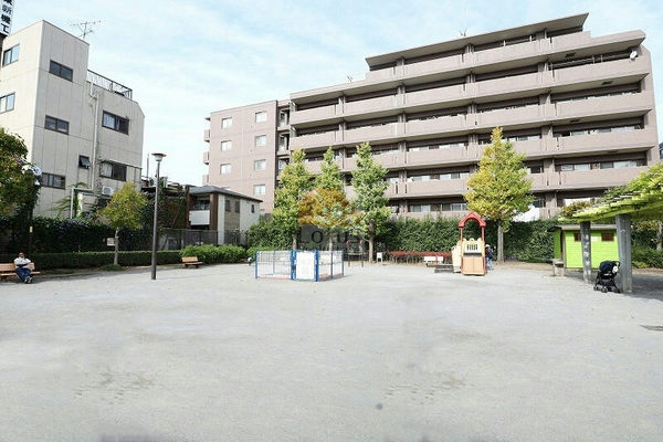 日神パレステージ新小岩第３外観５｜南側には「磨児童遊園」があり、日当たり良好です。