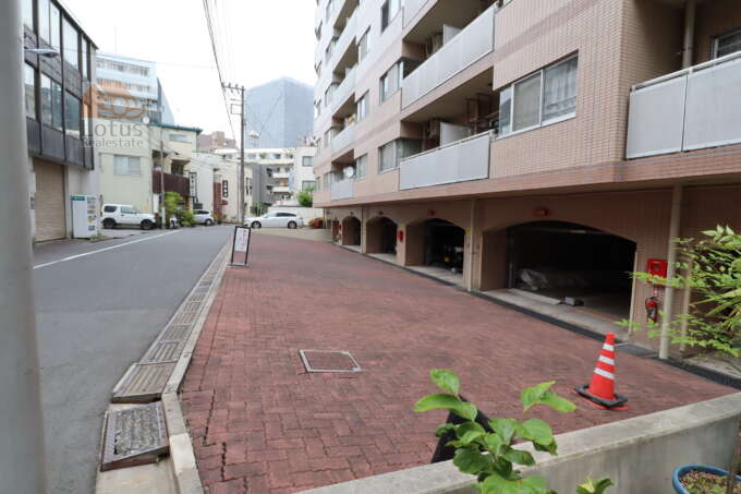 ウインベルコーラス浅草外観2｜「浅草」駅まで徒歩１３分なので、浅草寺や雷門なども徒歩圏内です。隅田公園も徒歩圏内ですので観光スポットのお散歩が楽しめ、かつ静かな住環境で暮らせるマンションです。