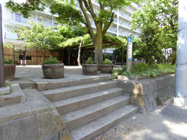 ソフトタウン小島町外観共用部9｜付設された区管理公園も緑が多く広々としています。