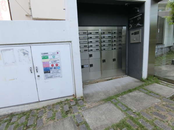 グラントレゾール中野鷺ノ宮外観共用部12｜オートロック基盤のすぐ左に郵便受け、宅配ロッカー、ゴミステーションがあります。