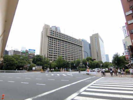 飯田橋ハイタウン アプローチ2｜駅前の交差点を渡って駅の方を見た画像です。