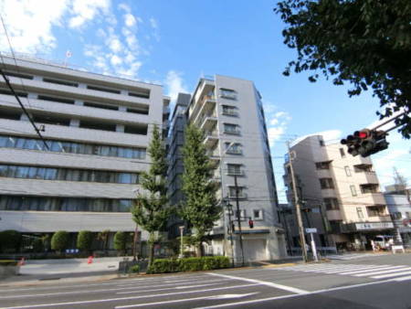 ニュー荻窪フラワーホーム　外観・共用部1｜建物は青梅街道沿いです。区道との角地です。大通りから奥側の区画では、騒音感はさほどありません。