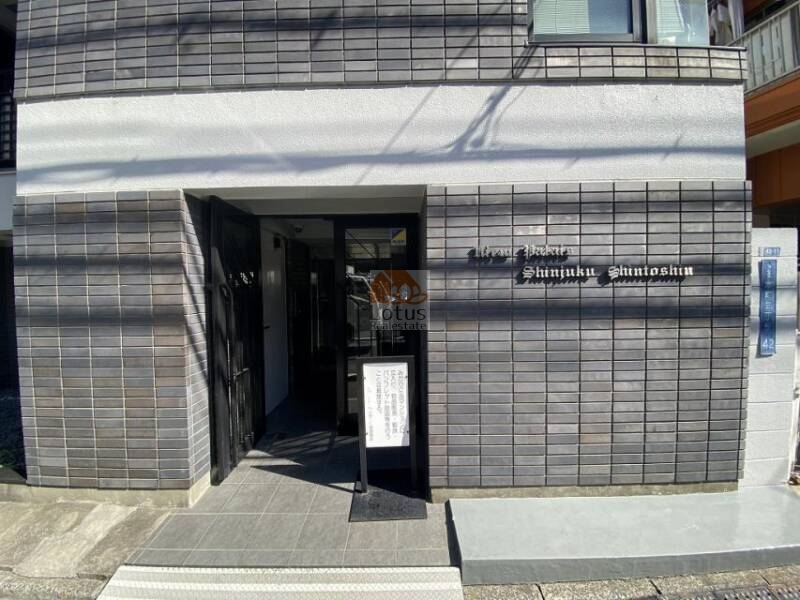 ビューパレー新宿新都心エントランス１｜エントランスはオートロック付きで安心です。