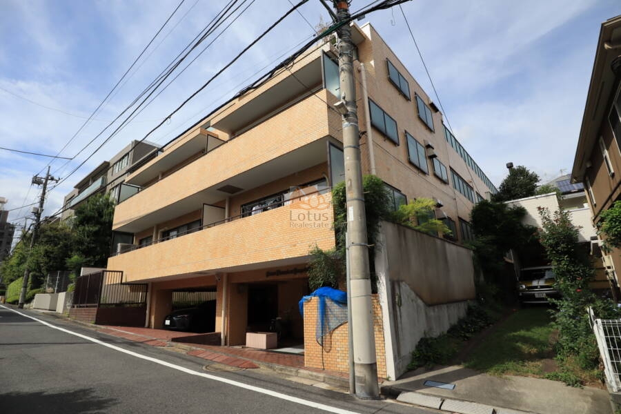 ライオンズマンション弥生町外観2｜丸の内線「中野富士見町」駅または「中野新橋」駅が利用できます。周辺は静かな住宅街です。