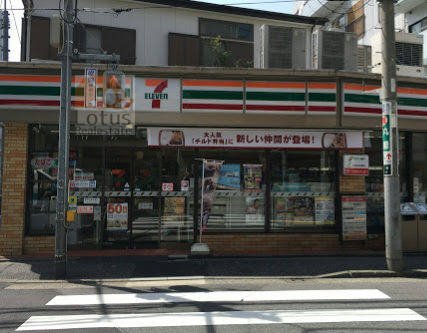 セブン-イレブン 田端３丁目店｜「セブン-イレブン 田端３丁目店」が徒歩3分にあります。エントランスを左に進み、谷田川通りに出たら右折し最初の信号の角にあります。