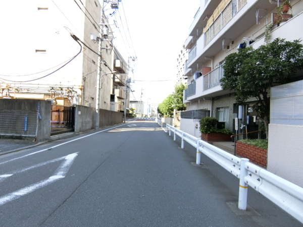 マンション木場アプローチ5｜右折すると、マンション木場に到着します。