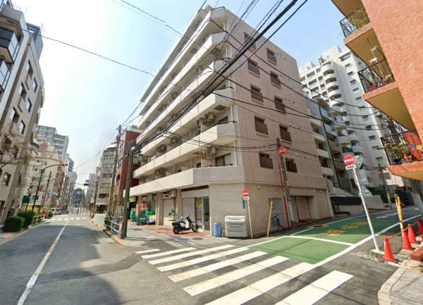 藤和ハイタウン新宿外観１｜藤和ハイタウン新宿は昭和５９年築、１１階建てのマンションです。総戸数１５０戸の大規模マンションです。「新宿御苑」駅から徒歩５分の落ち着いた住環境です。