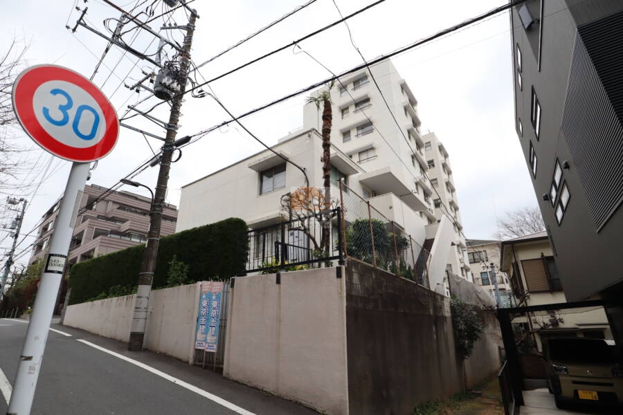 染井コーポ外観1｜染井コーポは昭和４４年築、９階建てのマンションです。桜がきれいな染井霊園近くの閑静な住環境です。山手線「巣鴨」駅、「駒込」駅が利用可です。