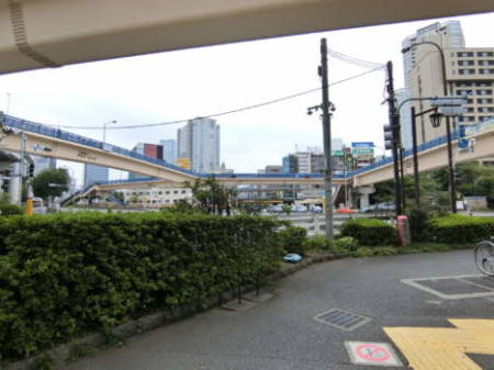 飯田橋ハイタウン アプローチ1｜交差点を渡ると、飯田橋ハイタウンはもうすぐです。