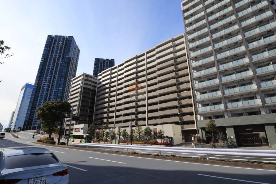 コスモザキャナル東京イースト外観1｜コスモ・ザ・キャナル東京イーストは、2000年（平成12年） 8月に建てられた14階建てのマンションです。