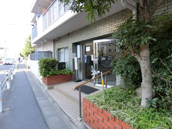 マンション木場外観共用部3｜エントランス周りは植栽が設置され、丁寧に管理されている様子がうかがえました。