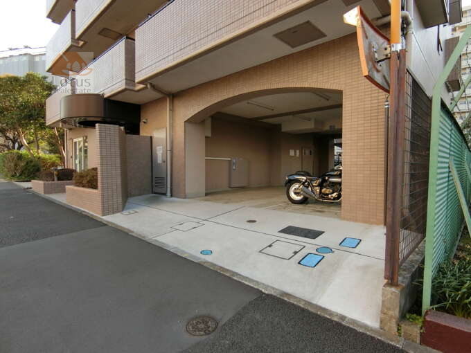 ナイスアーバン東陽町仙台堀川公園外観共用部4｜エントランスの右手に駐輪場等があります。
