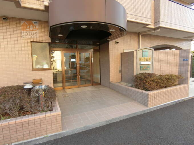 ナイスアーバン東陽町仙台堀川公園外観共用部3｜エントランスは明治通りに面していて、バス停錦糸町駅前行や、門前仲町方面行き乗り場が近くにあります。