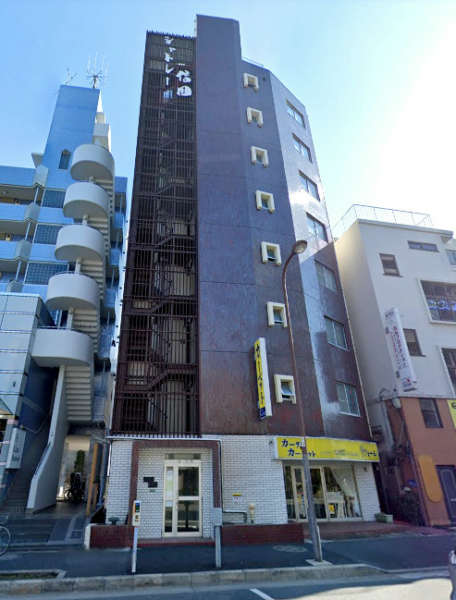 シャトレー信用外観２｜シャトレー信用は昭和５６年築、８階建てのマンションです。桜がきれいな千川通り沿いです。