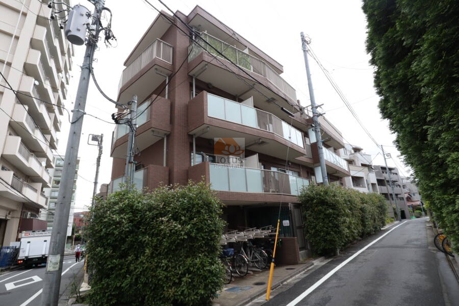 スタジオデン荻窪外観1｜４階建ての新耐震基準のマンションです。「荻窪」駅から徒歩７分で環八通り沿いを少し入ったところにあります。２４時間セキュリティシステムを導入しているので安心です。