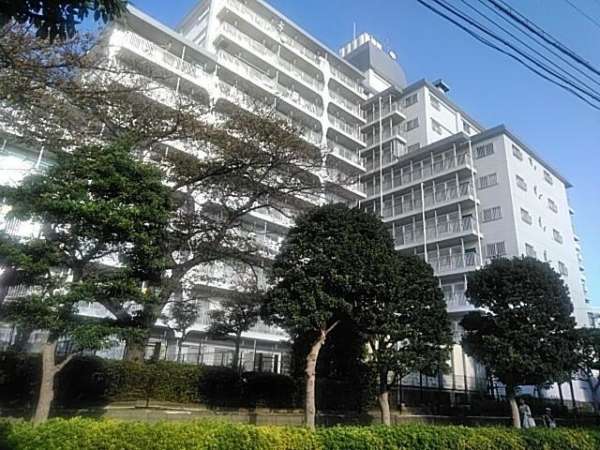 ソフトタウン小島町外観6｜建物を南西側から見た様子です。南西・南東の２つの向きに振り分けられています。
