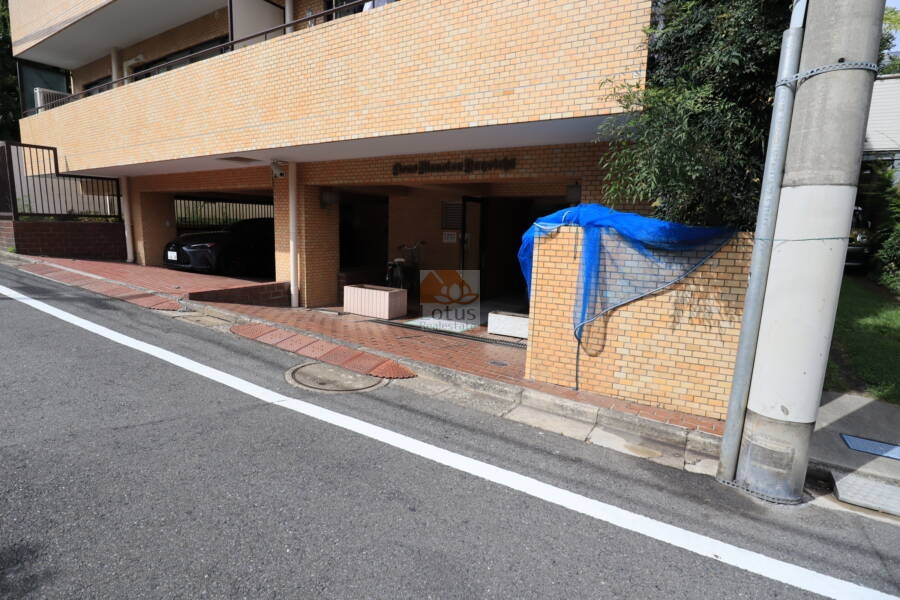 ライオンズマンション弥生町エントランス1｜隣接する建物、周辺の建物も低層住宅が中心です。マンションも５階程度です。