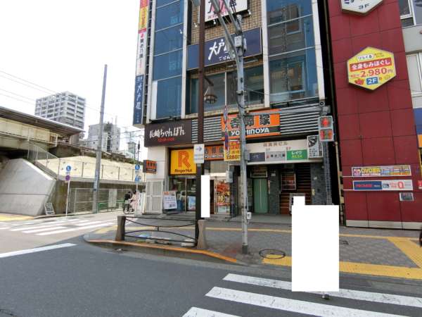 ハピーハイツニュー亀戸アプローチ1｜駅を出るとすぐ交差点を渡ります。左折をします。