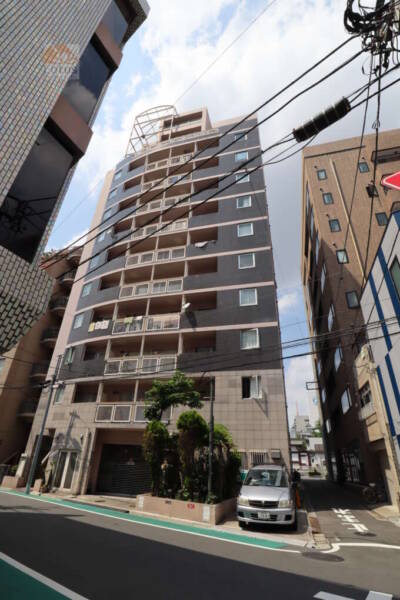 浅草橋グランドハイツ外観1｜浅草橋グランドハイツは、13階建ての堂々とした佇まいを誇るマンションです。建物の外観は洗練されたシンプルさと現代的なデザインが融合し、都市景観に溶け込みながらも存在感を放っています。
