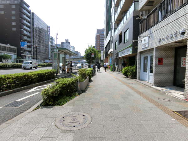ハピーハイツニュー亀戸アプローチ5｜大通り沿いを西方向・錦糸町方面に向かいます。