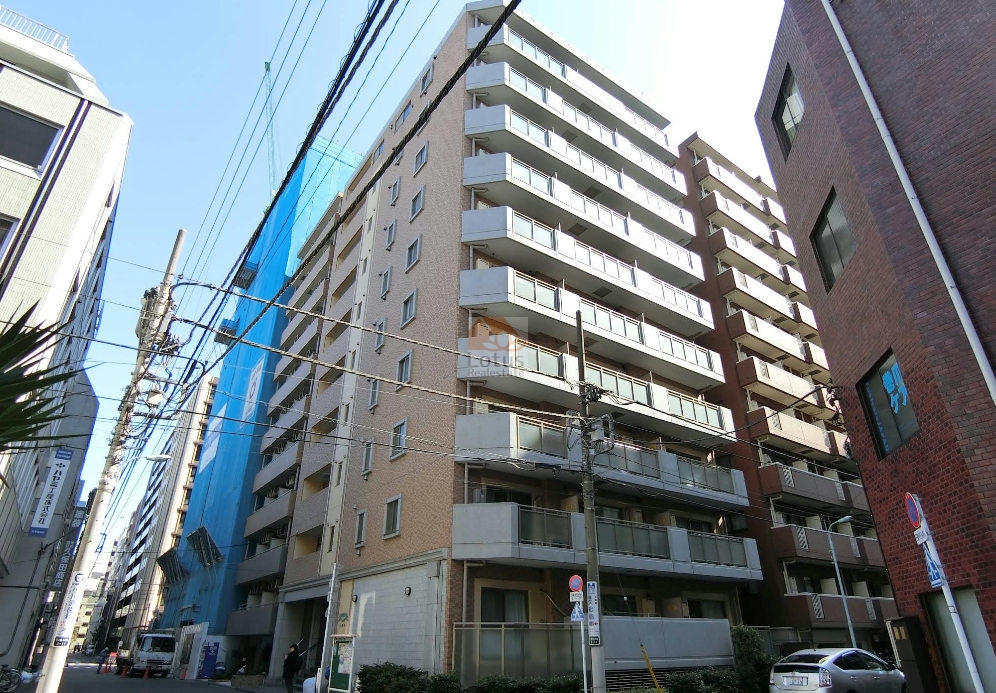 外観はタイルを基調にしながら、直線的なバルコニーラインが落ち着いた表情をつくっています。低層部と中高層部の素材を切り替える構成が街並みとの距離感を調整しており、日比谷線ほか6駅4路線がまとまる人形町の利便と相性の良い佇まいです。光の当たり方で色調がやわらかく変わるため、周囲の建物が多いエリアでも圧迫感が出にくい設計といえます。ラヴェンナ人形町は、平成11年築、10階建てのマンションです。