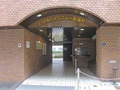 いづみハイツニュー茅場町外観｜エントランスは、レンガ調のアーチ型です。