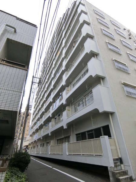 マンションヴィップ中野坂上外観共用部4｜裏側は打って変わって静かなロケーションです。住宅地に面しています。ちょっと道が狭いかもしれません。低層階は見晴らしに注意です。