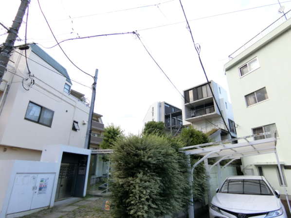 グラントレゾール中野鷺ノ宮外観共用部3｜グラントレゾール中野鷺ノ宮は周辺は一戸建てや低層のマンションに囲まれた一角にあります。駅徒歩１０分となります。