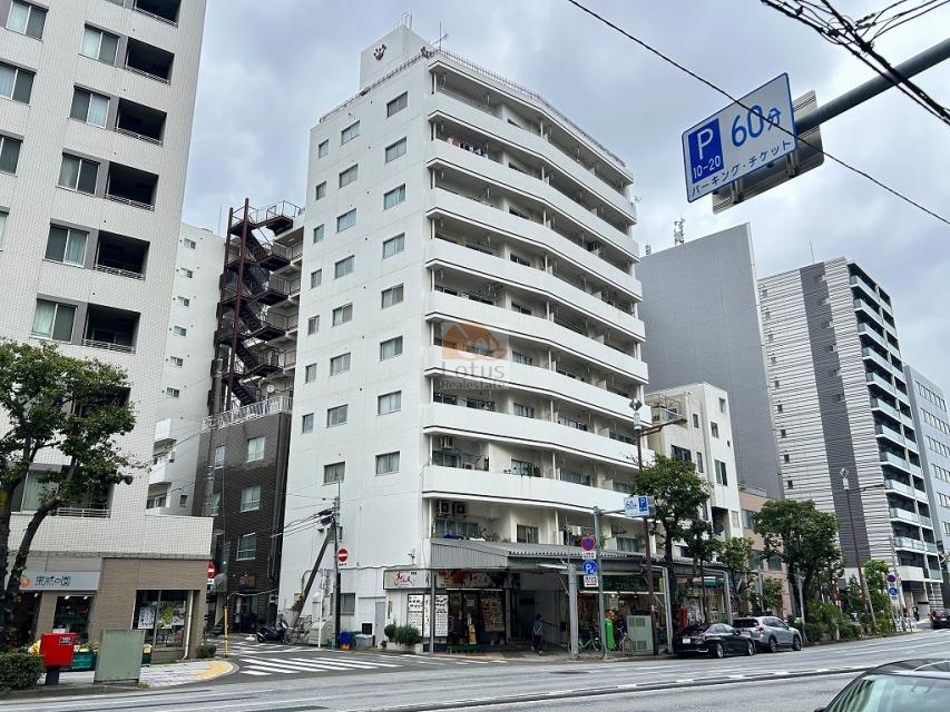 永代通り沿いに立つ10階建ての外観で、道ゆく人の生活リズムと同じ高さで呼吸しているような建物です。1階テナントが連なっているため「マンション入口はどこ?」と一瞬迷いますが、駅近4分の利便性は確かなものです。門前仲町サマリヤマンションは、昭和53年築、10階建てのマンションです。