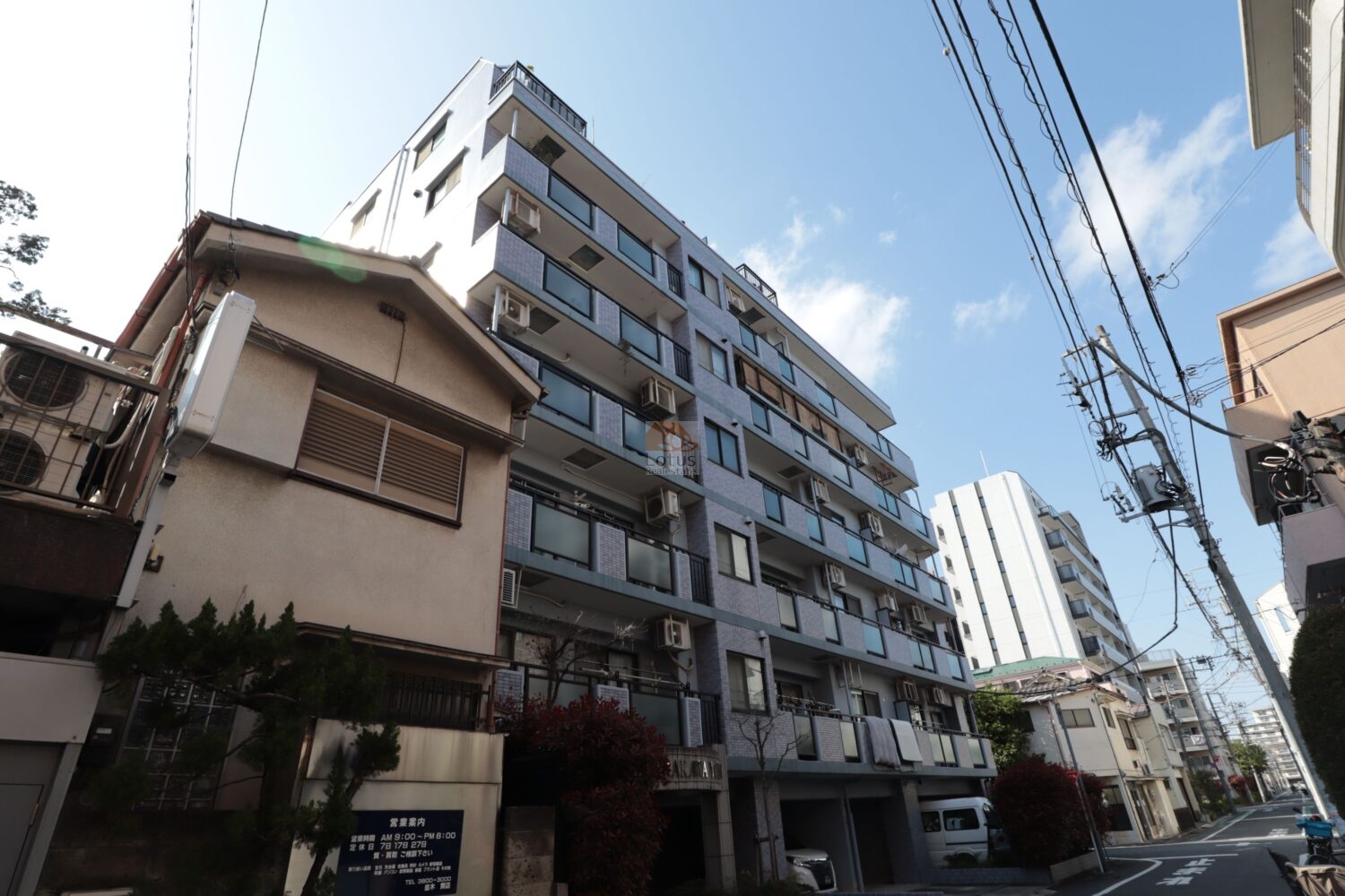 セザール荒川遊園の外観を東側から見ています。淡いブルーグレーのタイル貼りが印象的で街並みに映えています。小規模ながらも静かな住宅街にしっかりと馴染んでいて、日常の穏やかさが伝わってきます。