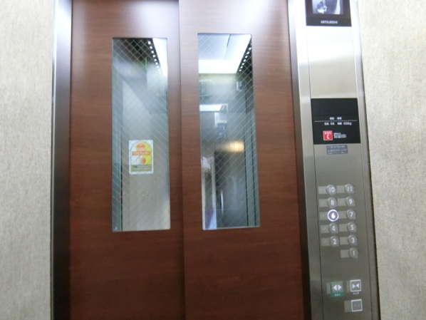 クリオ南砂町外観・共用部9｜エレベータはモニター付きの最新タイプ。