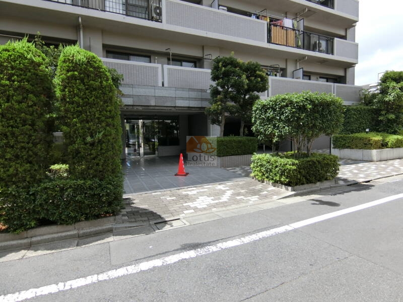 クレストコート北綾瀬 (1)｜エントランス周りは植栽が施されて整備されています。オートロック仕様です。