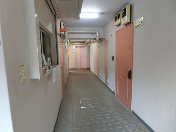マンション木場外観共用部5｜左側が管理人スペースです。