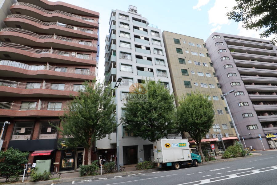 パルク西新宿外観1｜パルク西新宿は昭和５３年築、１１階建てのマンションです。十二社通り前に立地します。新宿中央公園の近くです。