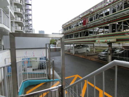木場サンハイツ外観共用部5｜敷地内駐車場は機械式。Ｓ45年の建物とはいえ、共用部は整然とした分、良好な管理状況の建物という印象を受けました。