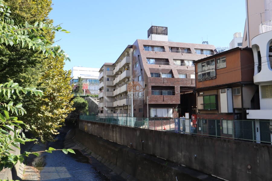 サン・パティオ高田馬場は「高田馬場」駅徒歩２分という好立地です。北側に神田川が流れていて落ち着きがあります。