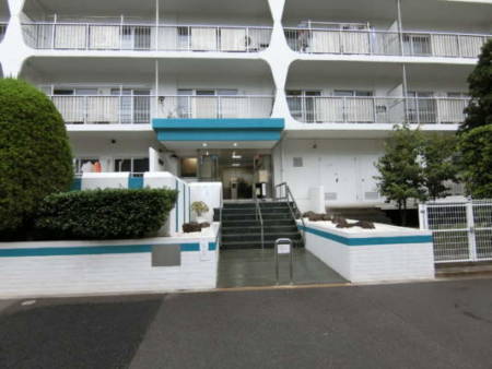 木場サンハイツ外観共用部1｜エントランス正面は階段ですが脇にゆったりとしたスロープが設置済です。