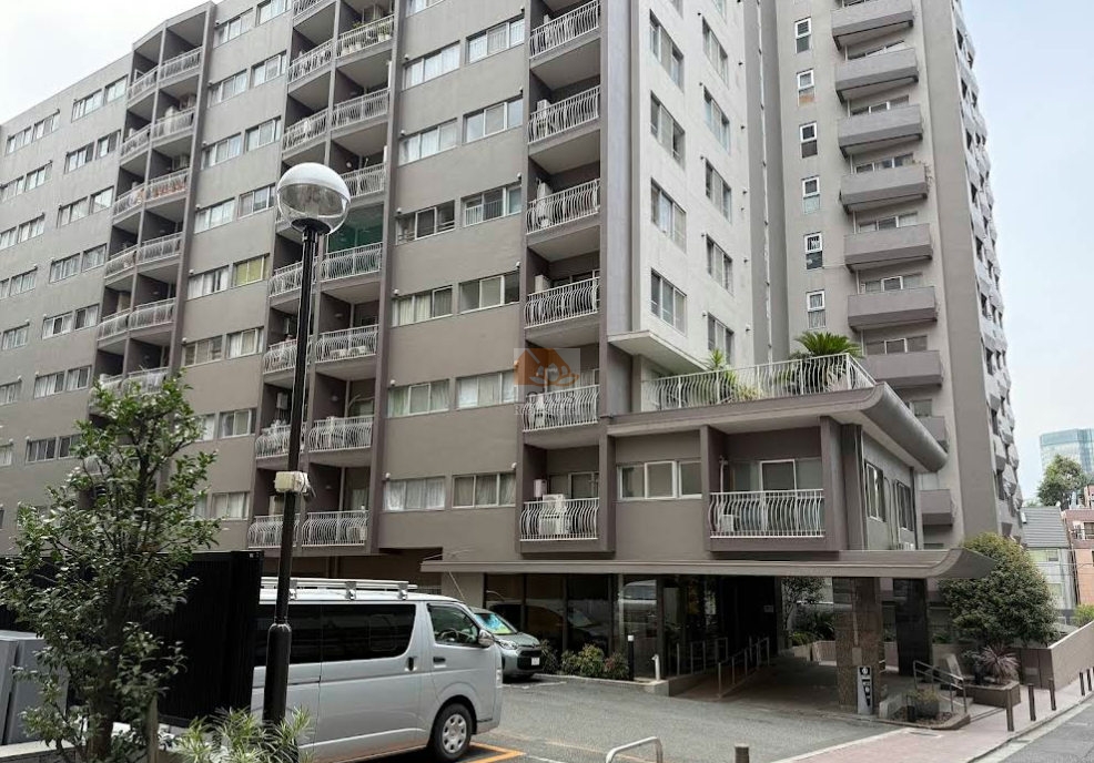 外観の水平ラインが整い、総戸数123戸の規模が落ち着いた存在感をつくっています。中層から上層へ視線が伸びると、わずかに風の抜けを感じる開放性があり、歴史ある千代田区五番町の街並みと調和して見えます。「市ヶ谷駅」徒歩4分の距離感を踏まえると、都心立地でありながら余白を保った景観といえます。ドミール五番町は、昭和46年築、13階建てのマンションです。