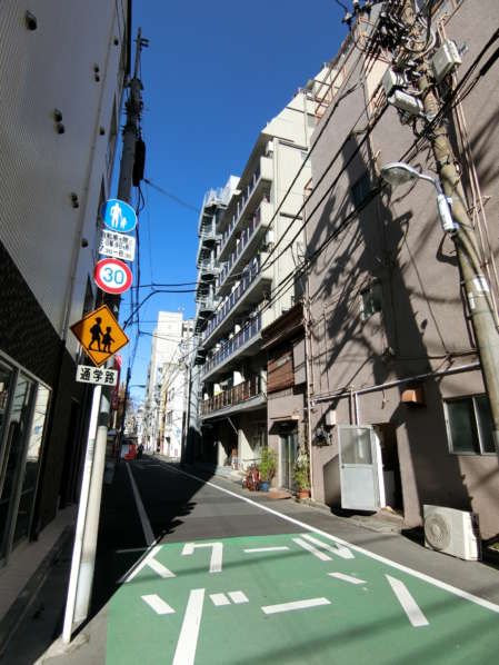 大蔵シャルムアプローチ1｜路地に入るとすぐにエントランスがあります。