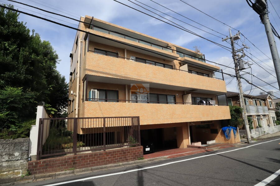 ライオンズマンション弥生町外観1｜ライオンズマンション弥生町は昭和56年築、４階建てのマンションです。
