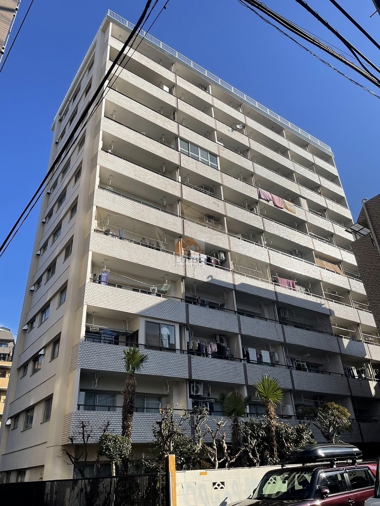 下落合グリーンパークは昭和44年築、11階建てのファサードが都会的な印象を与え、上層階では空の広さを感じられる住戸配置となっています。西武新宿線「下落合」駅から徒歩２分、正妙寺川沿いにたつマンションです。