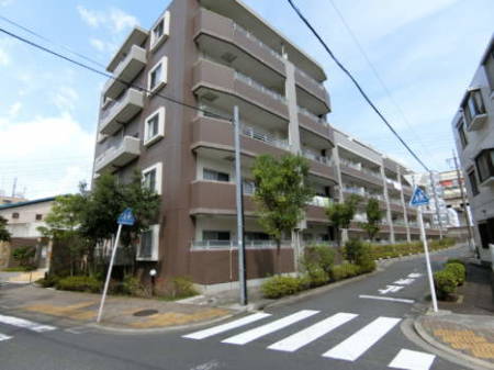 ビジュー青井　外観2｜５階建ての中層マンションですので、周囲を威圧することもなく景色に溶け込んでいる印象を受けました。