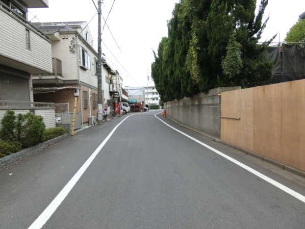 中野区白鷺｜橋を渡るとすぐ住宅地が続きますが、このような住宅街がアプローチです。