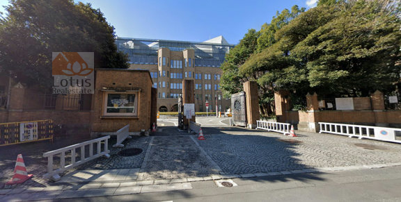 東京大学暗闇坂｜目の前に東京大学弥生門があります。