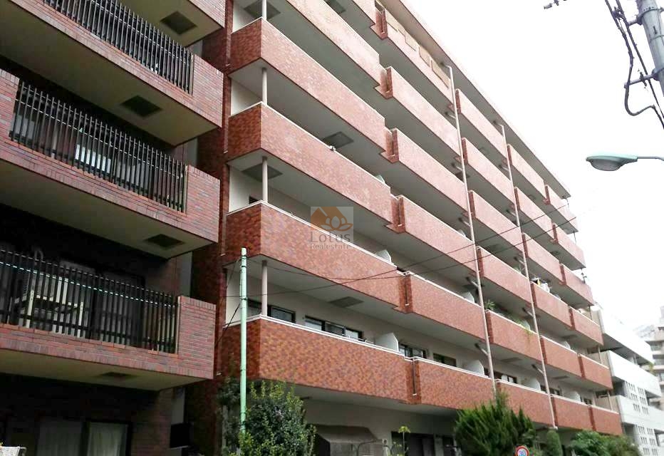 駒込駅徒歩3分の住宅ゾーンに構える7階建レジデンス。赤茶系タイルが連続する外観は落ち着いた存在感があり、駅近ながら視界に圧迫感が少ないのが特徴です。サニークレスト六義園は、昭和55年築、7階建てのマンションです。