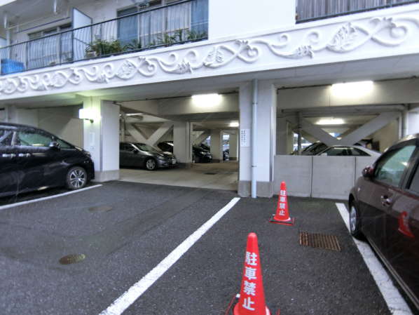 シャンボール第２築地外観・共用部9｜駐車場も備わっています。