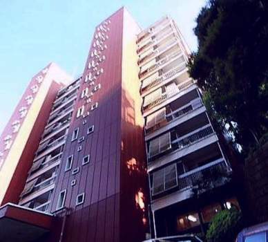 愛住ハイツ外観１｜愛住ハイツは10階建てのマンションです。靖国通りから一本入った坂道にあります。