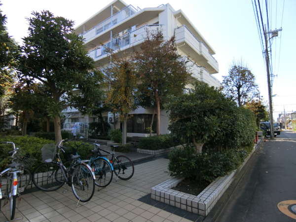 いづみハイツ柴又外観共用部5｜道路に面したところに公開空地があり、植栽が整備されています。
